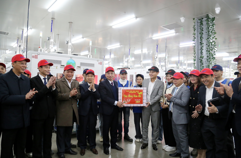 Đồng chí Nguyễn Xuân Ký, Ủy viên Trung ương Đảng, Bí thư Tỉnh ủy thăm, động viên công nhân làm việc xuyên Tết tại Công ty TNHH Công nghiệp Jinko Solar Việt Nam (KCN Sông Khoai).