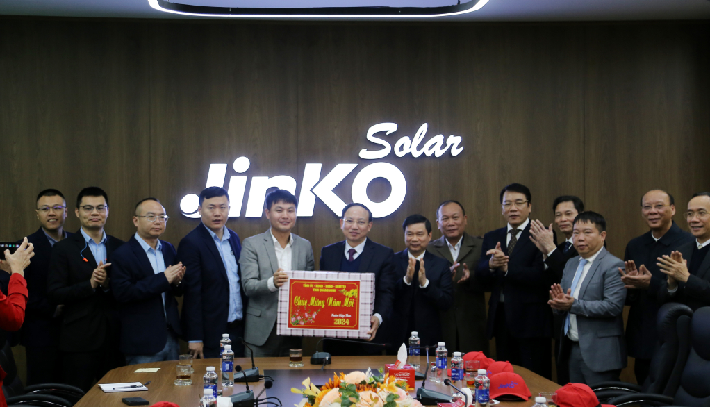 Đồng chí Bí thư Tỉnh ủy, Chủ tịch HĐND tỉnh tặng quà Tết cho Công ty TNHH Công nghiệp Jinko Solar (Việt Nam).