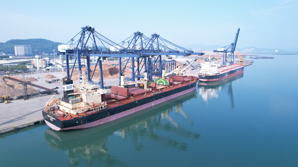 Trên 108.000 tấn hàng rời được bốc xếp qua Cảng CICT Cái Lân đầu năm mới Giáp Thìn 2024 ( ảnh Hoàng Nam)
