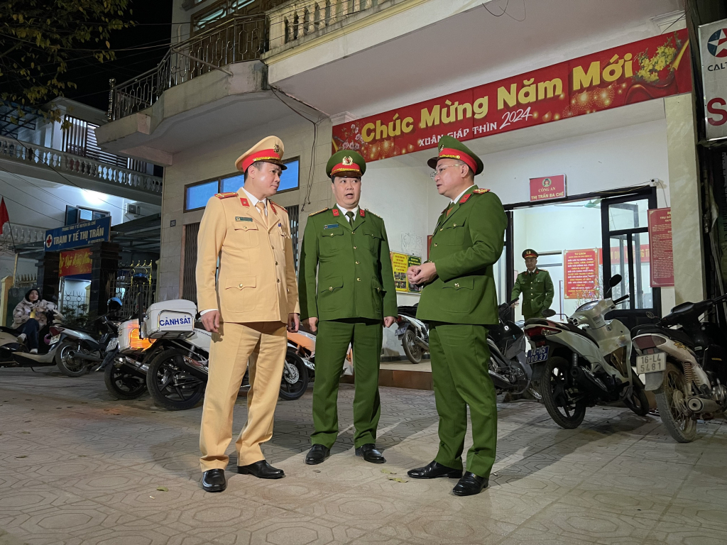 Đại tá Nguyễn Thuận, Phó Giám đốc Công an tỉnh kiểm tra việc triển khai công tác bảo đảm TTATGT tại công an các địa phương tuyến miền Đông của tỉnh.