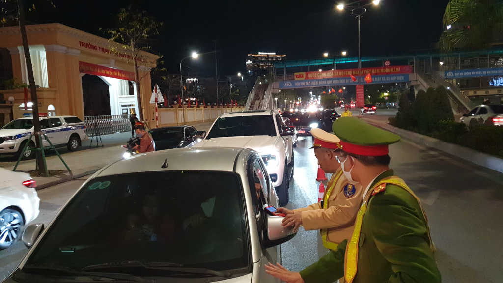 Cảnh sát giao thông toàn tỉnh trực 100% quân số, xử lý nghiêm lái xe vi phạm nồng độ cồn xuyên đêm, xuyên Tết.