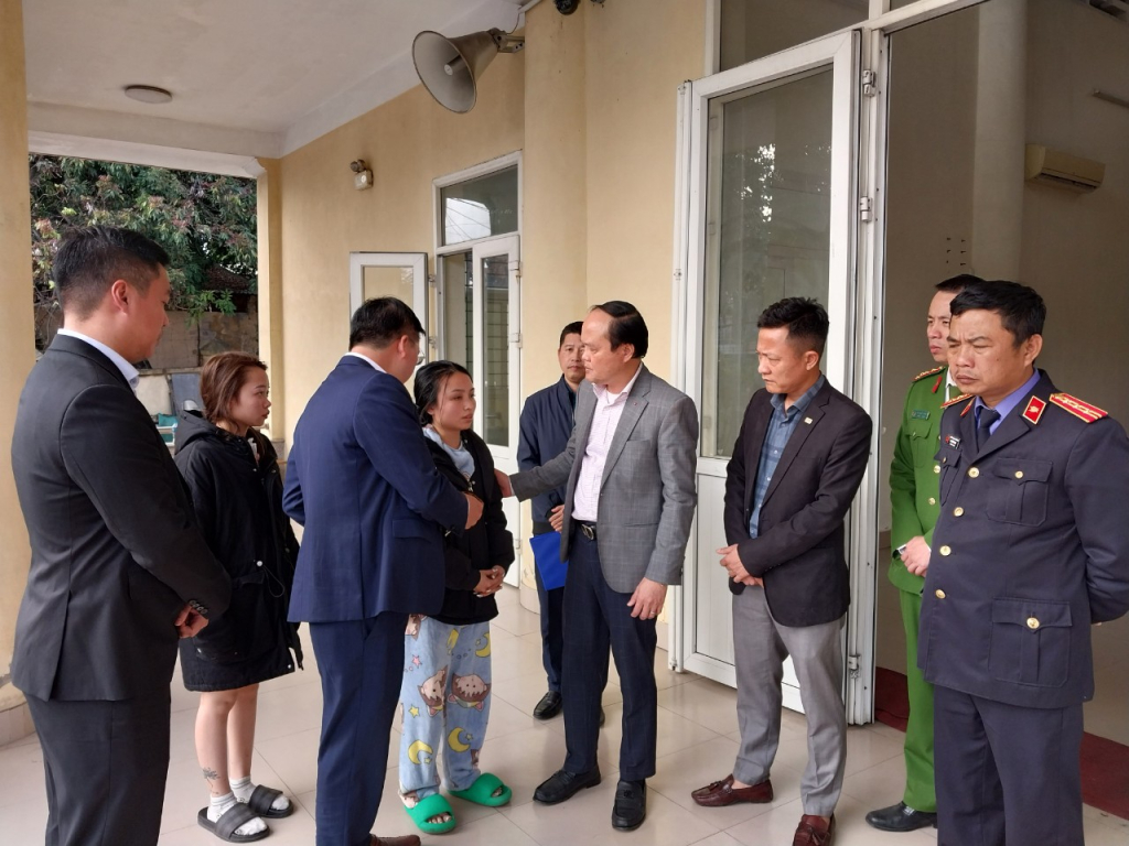 Đồng chí Hoàng Quang Hải, Giám đốc Sở GTVT, Phó trưởng Ban thường trực, BATGT tỉnh, lãnh đạo TP Cẩm Phả và đại diện các cơ quan chức năng thăm hỏi, động viên thân nhân gia đình các nạn nhân.