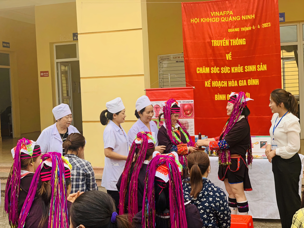 Hội KHHGĐ tỉnh truyền thông về chăm sóc SKSS-KHHGĐ và bình đẳng giới tại xã Quảng Thịnh, huyện Hải Hà.