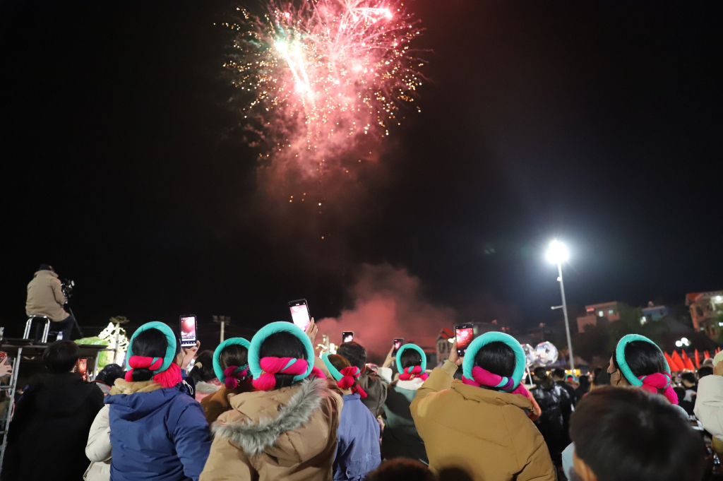 Người dân huyện miền núi Bình Liêu ngắm pháo hoa đón chào năm mới.