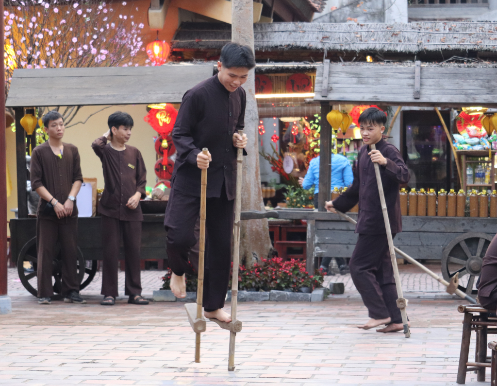 Đi cà kheo là một trong những trò chơi dân gian được ưa chuộng trong mỗi dịp Tết đến xuân về thời xưa được tái hiện lại tại Đình Làng Nương (xã Thượng Yên Công, TP Uông Bí)