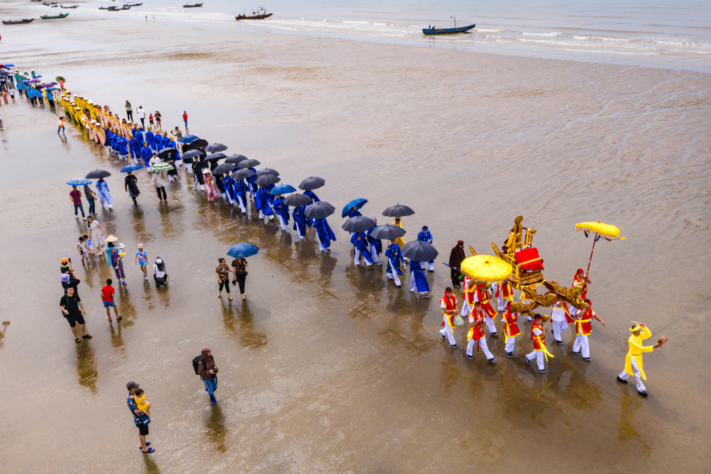 Nghi thức rước kiệu nghênh thần trên biển - nét độc đáo của lễ hội đình Trà Cổ, TP Móng Cái.