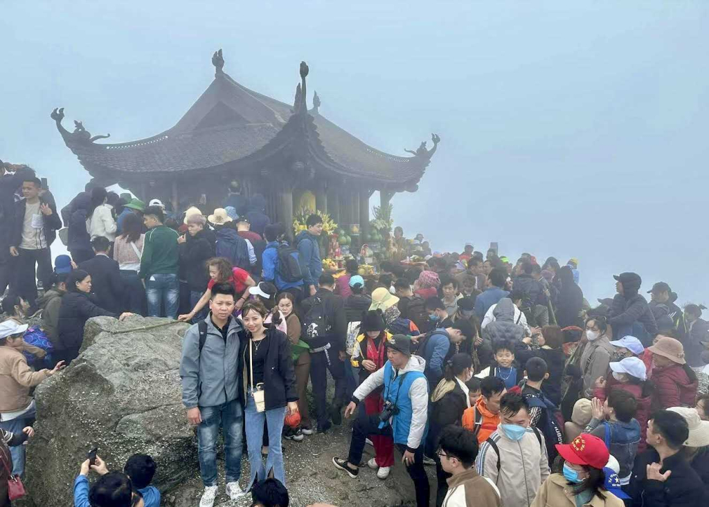 Khu di tích quốc gia đặc biệt Yên Tử là điểm đến tâm linh thu hút đông du khách. 