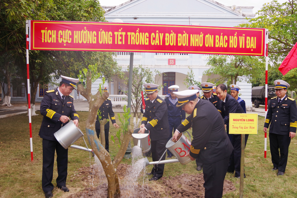 Các đai biểu tham gia trồng cây tại khuôn viên Lữ đoàn.