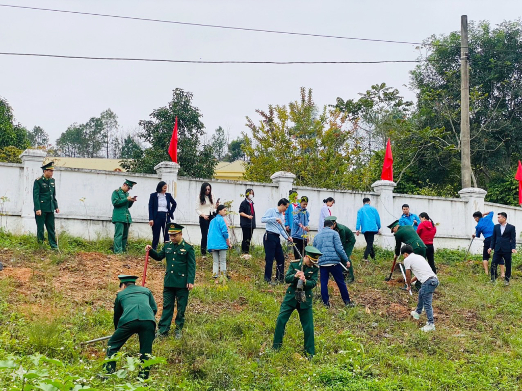 Các đại biểu tham gia trồng cây dọc 2 bên tuyến đường, đoạn quan trung tâm xã Bắc Sơn.