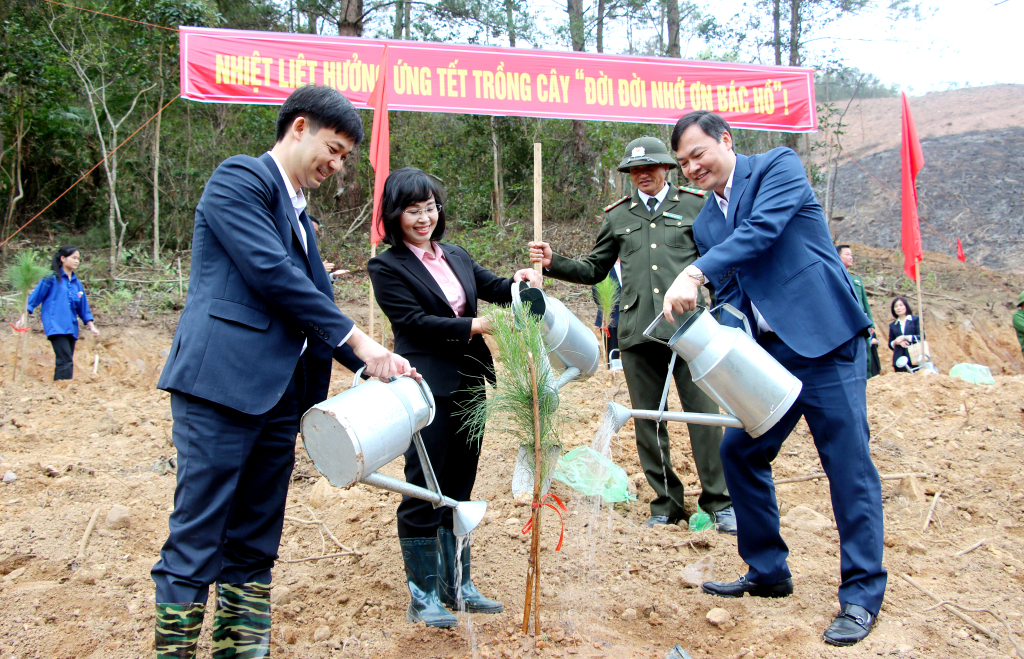 Đồng chí Trịnh Thị Minh Thanh, Phó Bí thư Thường trực Tỉnh ủy cùng lãnh đạo TX Đông Triều trồng cây hưởng ứng Tết trồng cây