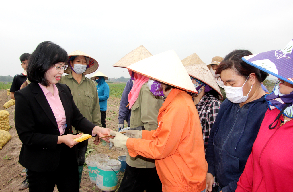 Đồng chí Trịnh Thị Minh Thanh, Phó Bí thư Thường trực Tỉnh ủy, mừng lì xì chúc mừng năm mới đến người dân trồng rừng.