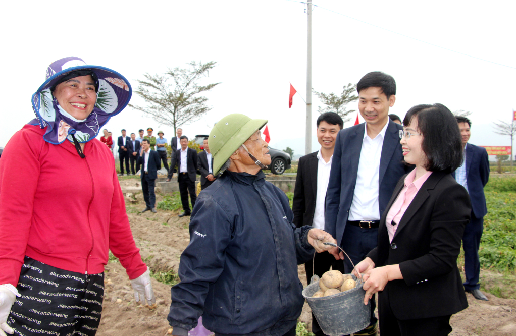Đồng chí Trịnh Thị Minh Thanh, Phó Bí thư Thường trực Tỉnh ủy, động viên bà con nhân dân hăng say lao động sản xuất, phát triển kinh tế trên địa bàn thị xã.