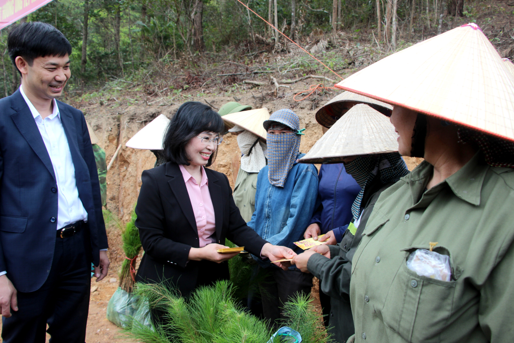 Đồng chí Trịnh Thị Minh Thanh, Phó Bí thư Thường trực Tỉnh ủy, động viên bà con nhân dân tích cực tham gia trồng rừng, bảo vệ môi trường.