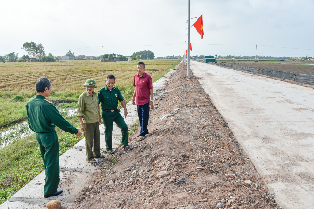 Hội viên CCB xã Hải Đông (TP Móng Cái) tham gia hiến đất làm tuyến đường nội đồng. Ảnh: Hoàng Giang