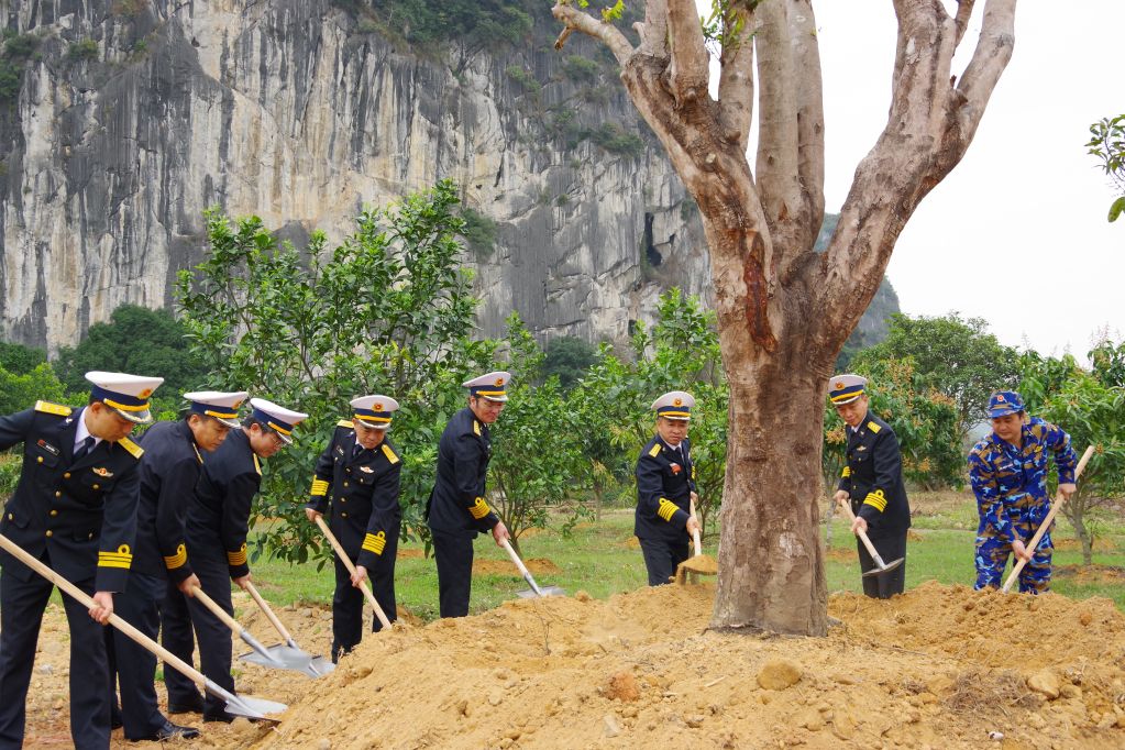 Các đại biểu trồng cây trong khuôn viên của đơn vị.