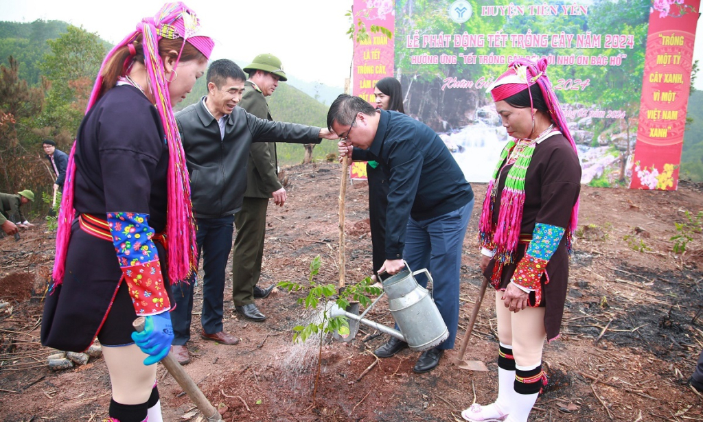 Lãnh đạo huyện Tiên Yên và nhân dân tham gia trồng cây tại buổi lễ phát động.