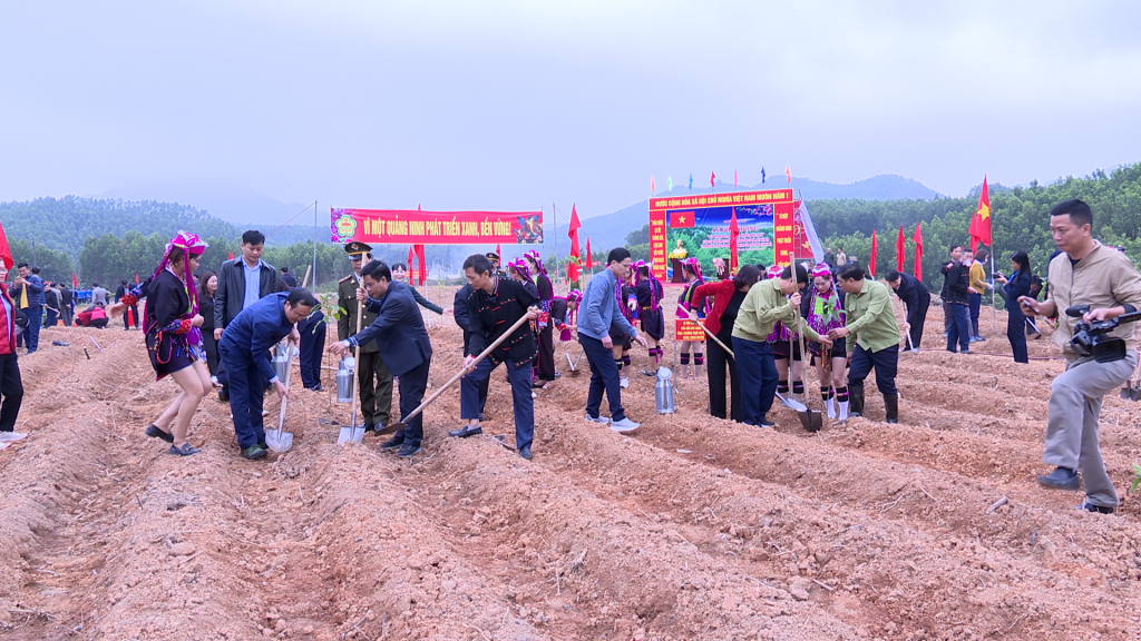 Các đồng chí lãnh đạo tỉnh, lãnh đạo huyện Ba Chẽ và bà con nhân dân trồng mới 03 ha Giổi tại Lễ phát động.