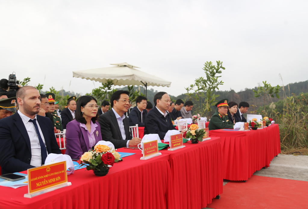 Đồng chí Nguyễn Xuân Ký, Ủy viên Trung ương Đảng, Bí thư Tỉnh ủy, Chủ tịch HĐND tỉnh và các đại biểu dự lễ phát động Tết trồng cây.