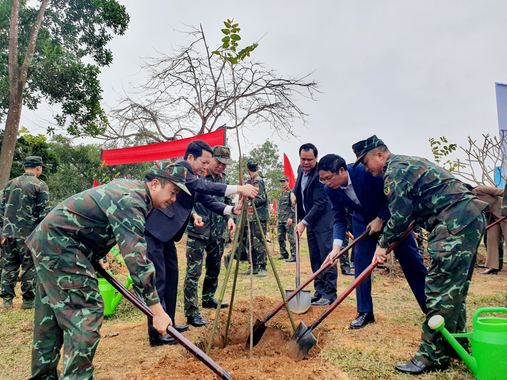 Đồng chí Điệp Văn Chiến – Tỉnh ủy viên, Trưởng Ban nội chính Tỉnh ủy Quảng Ninh trồng cây tại Trung đoàn 43.