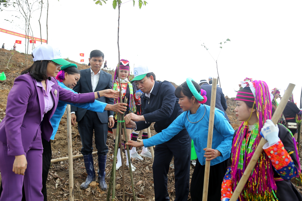 Đồng chí Bí thư Tỉnh ủy, Chủ tịch HĐND tỉnh cùng nhân dân huyện Đầm Hà tham gia trông cây hưởng ứng Tết trồng cây.