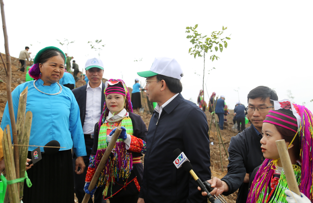 Đồng chí Bí thư Tỉnh ủy, Chủ tịch HĐND tỉnh trò chuyện với đồng bào dân tộc huyện Đầm Hà tham gia Tết trồng cây.