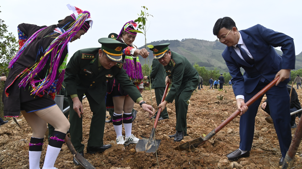 Các đại biểu trồng cây tại Đồn biên phòng Quảng Đức.