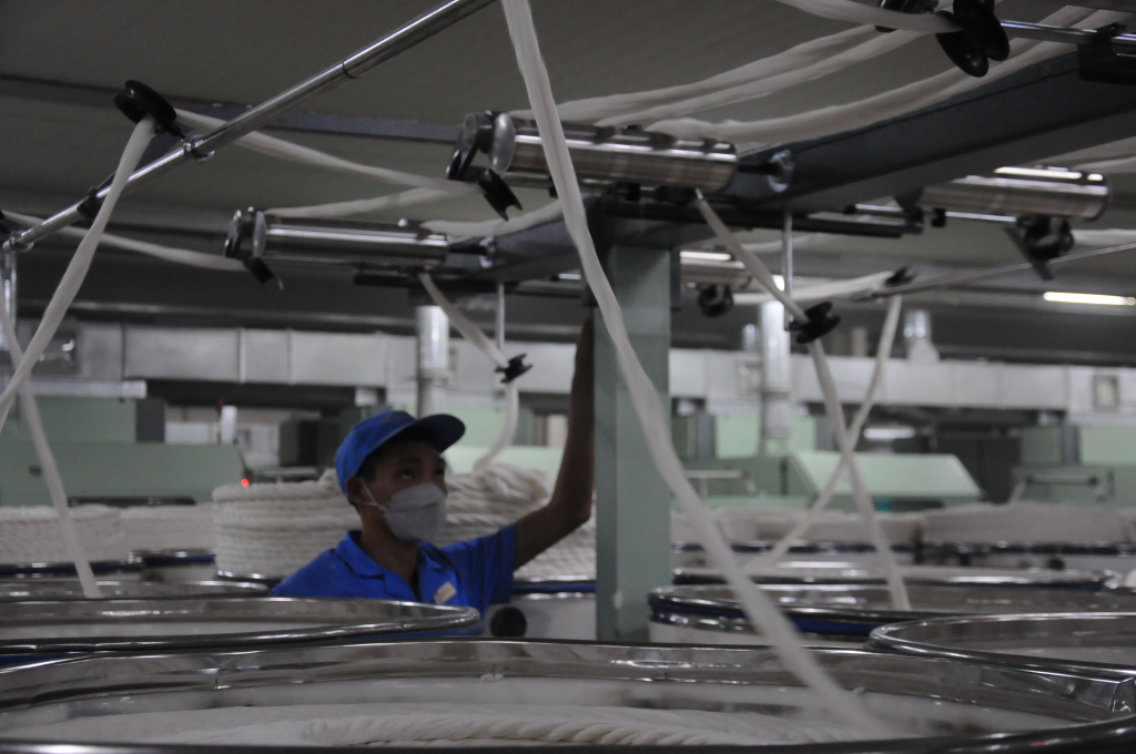 Sản xuất sợi tại Công ty TNHH KHKT Ngân Hà, KCN-Cảng biển Hải Hà