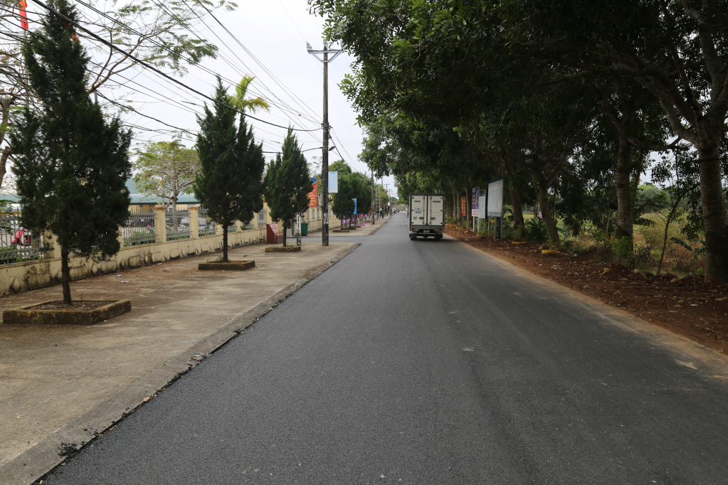 Dự án cải tạo nâng cấp tuyến đường trục xã Quảng Minh dài hơn 3,7km, tổng mức đầu tư hơn 13,7 tỷ đồng, đã cơ bản hoàn thành, góp phần hoàn thiện hạ tầng, thúc đẩy phát triển KT-XH của địa phương.