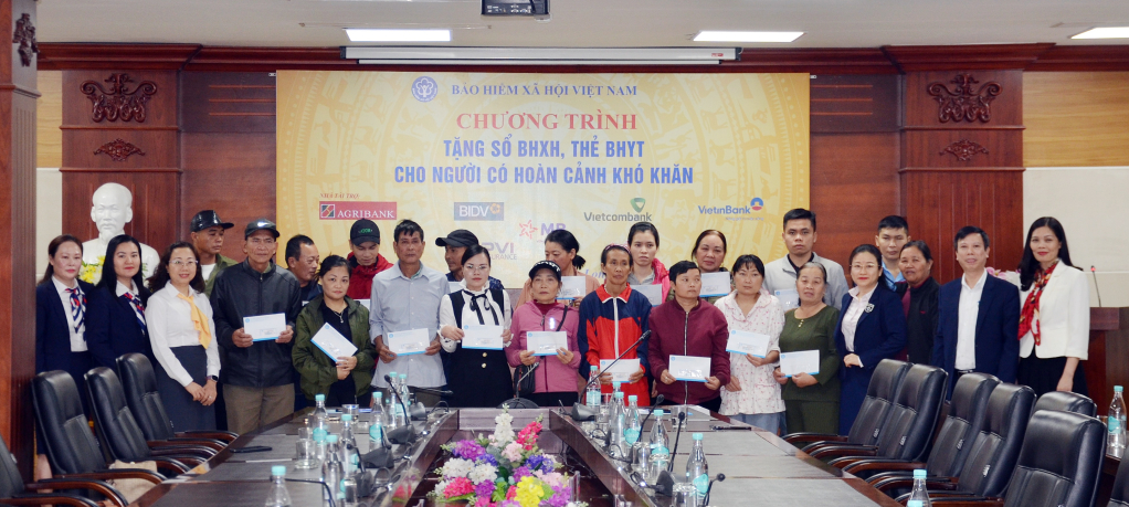 BHXH tỉnh cùng đại diện các nhà tài trợ trao tặng thẻ BHYT cho người có hoàn cảnh khó khăn trên địa bàn TP Hạ Long tháng 1/2024.