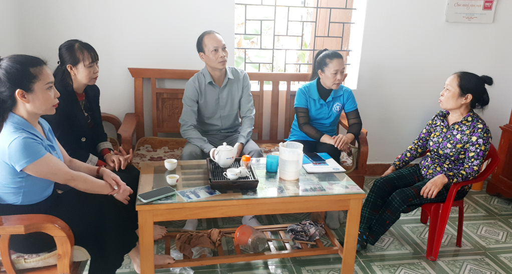 Cán bộ BHXH tỉnh và BHXH huyện Đầm Hà truyền đạt những cơ chế chính sách của Nhà nước, của tỉnh về BHYT cho bà Đặng Thị Tăng ở thôn Tân Liên (xã Quảng Tân, huyện Đầm Hà).