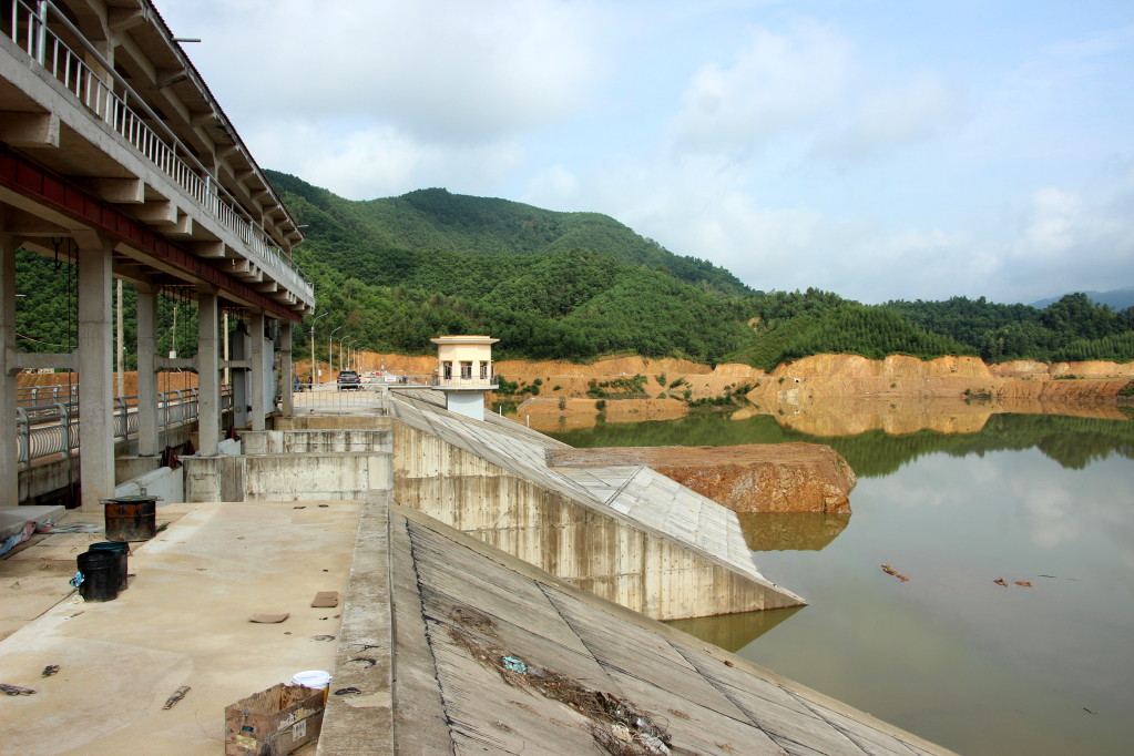 Hồ chứa nước Khe Giữa (TP Cẩm Phả) vừa được đầu tư xây dựng, đáp ứng nhu cầu cấp nước sinh hoạt, sản xuất cho người dân Cẩm Phả và Hạ Long. Ảnh: Mạnh Trường