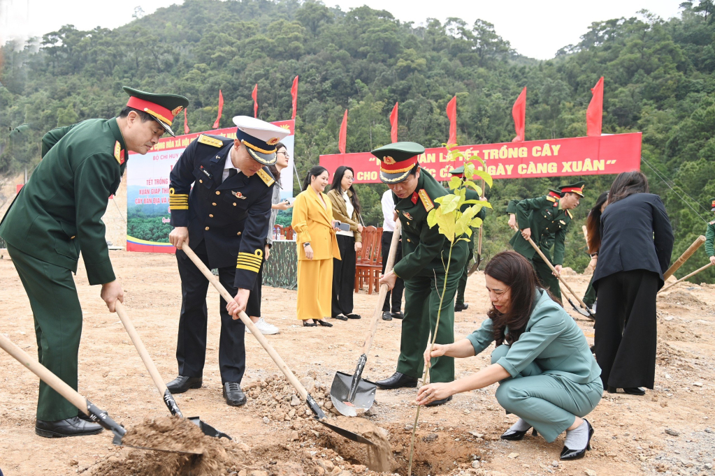 Cán bộ, chiến sĩ Bộ CHQS tỉnh tích cực tham gia trồng cây.