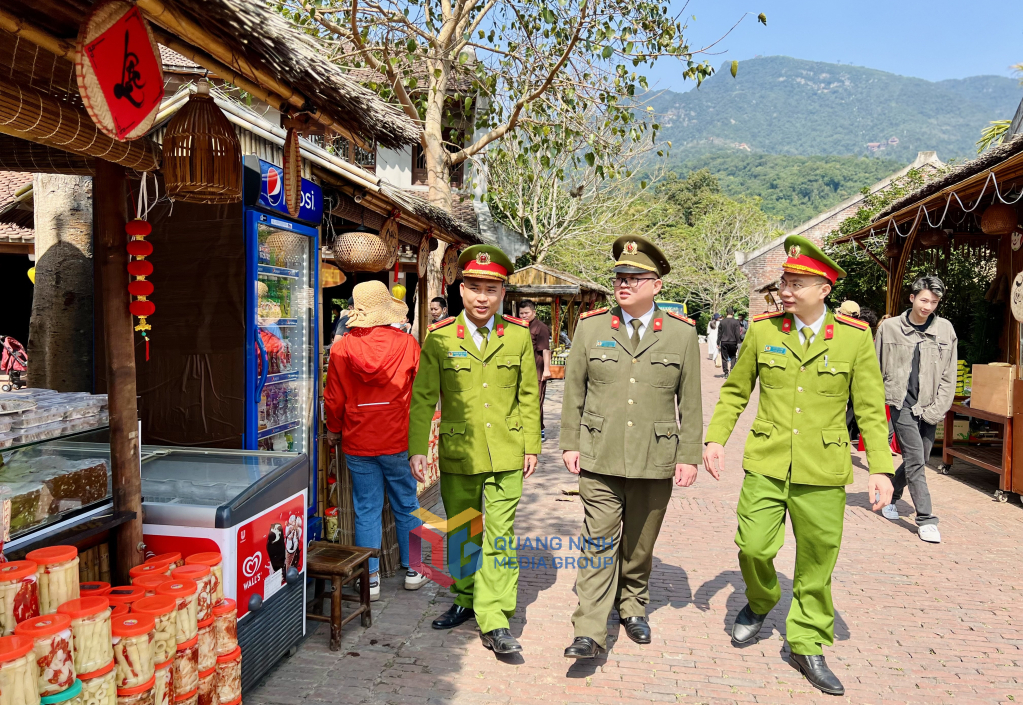 Công an TP Uông Bí đảm bảo an toàn trong khu di tích danh thắng Yên Tử.