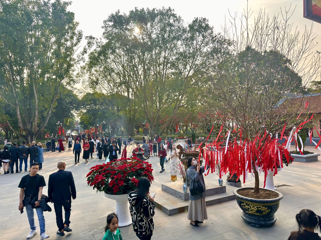 Người dân, du khách tham quan, chiêm bái tại đền An Sinh.