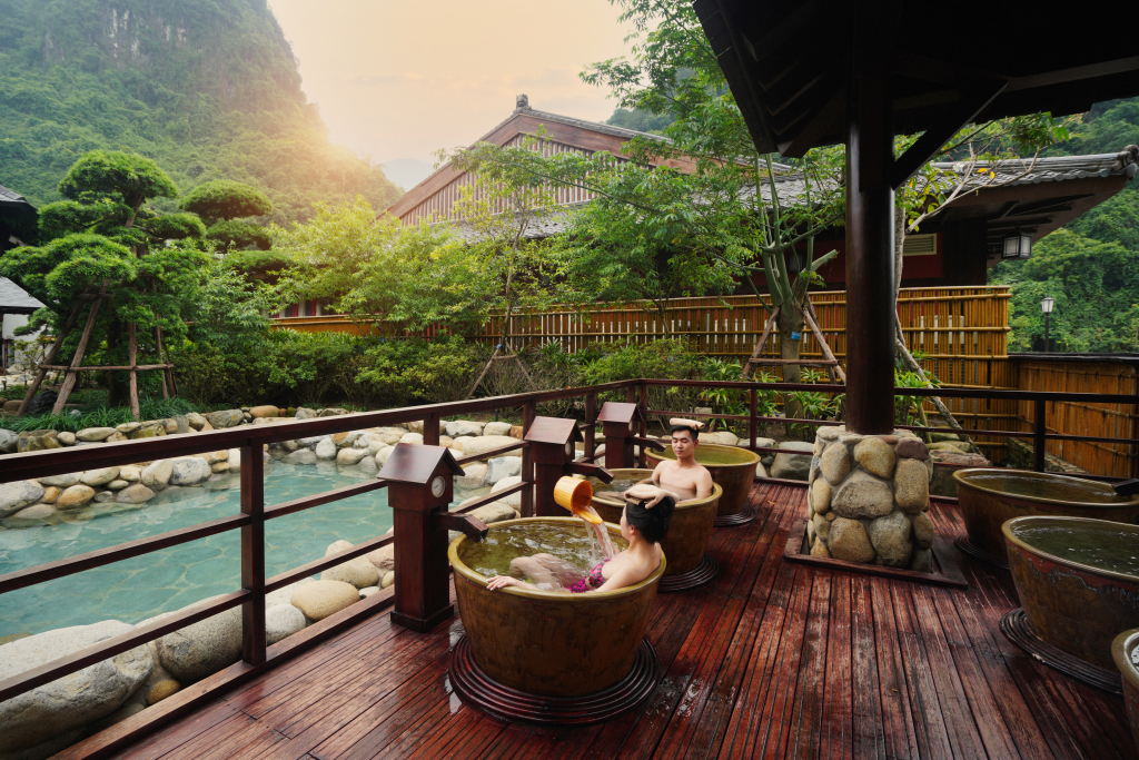 Du khách thích thú với trải nghiệm tắm khoáng nóng tại Khu nghỉ dưỡng Yoko Onsen Quang Hanh (TP Cẩm Phả). 