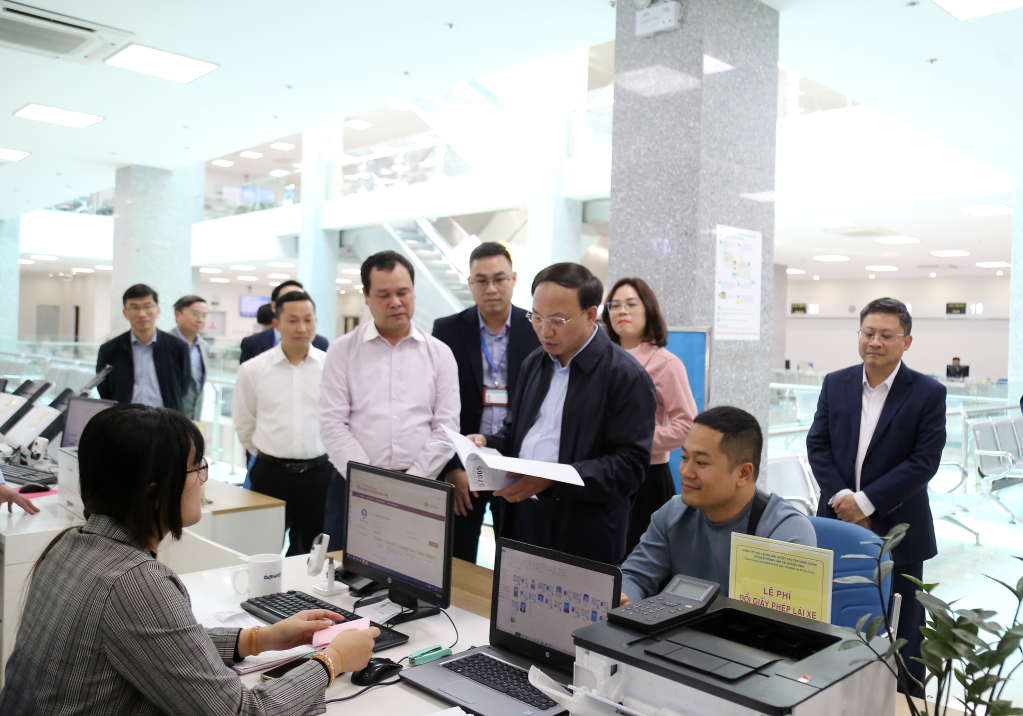 Đồng chí Nguyễn Xuân Ký, Ủy viên Trung ương Đảng, Bí thư Tỉnh ủy, Chủ tịch HĐND tỉnh đã trực tiếp đi kiểm tra đột xuất việc thực hiện kỷ luật, kỷ cương, thực thi công vụ của đội ngũ cán bộ, công chức tại Trung tâm Phục vụ Hành chính công tỉnh.