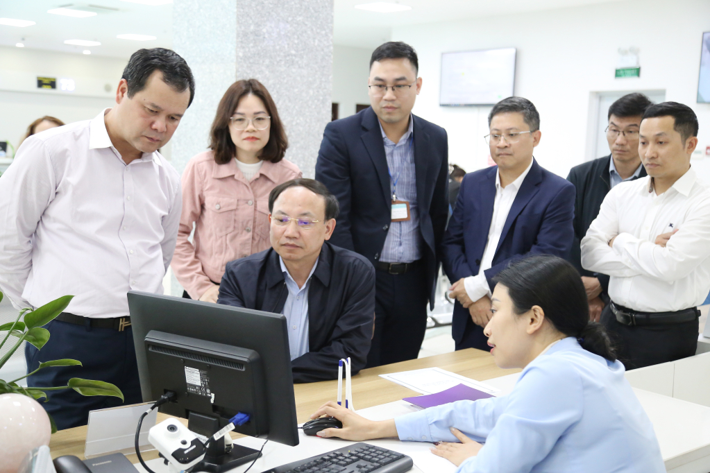 Đồng chí Bí thư Tỉnh ủy kiểm tra quy trình giải quyết TTHC cho người dân, doanh nghiệp ở một số lĩnh vực tại Trung tâm Phục vụ Hành chính công tỉnh.