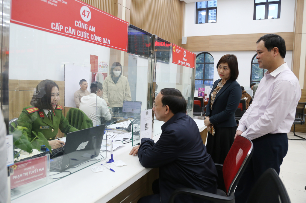 Đồng chí kiểm tra tại các quầy tiếp nhận TTHC của các cán bộ, công chức Trung tâm Hành chính công TP Hạ Long.