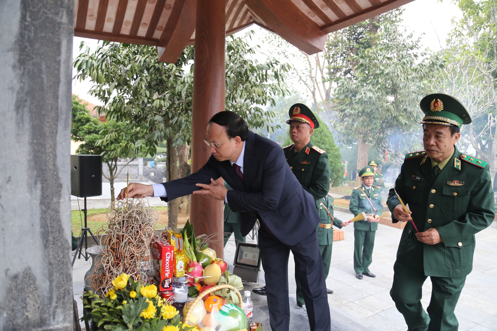 Lãnh đạo tỉnh Quảng Ninh, Bộ Tư lệnh Bộ đội Biên phòng; Bộ Tư lệnh Quân khu 3 thắp hương dâng hương tưởng nhớ công lao to lớn của các anh hùng liệt sĩ.