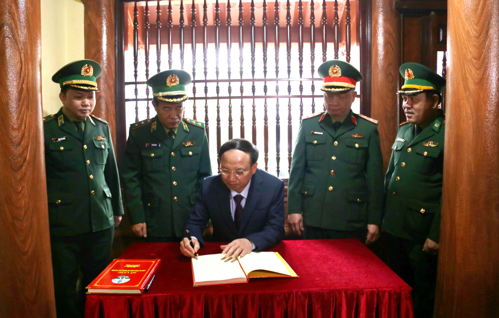Đồng chí Nguyễn Xuân Ký, Ủy viên Trương ương Đảng, Bí thư Tỉnh ủy, Chủ tịch HĐND tỉnh ghi sổ vàng lưu niệm.
