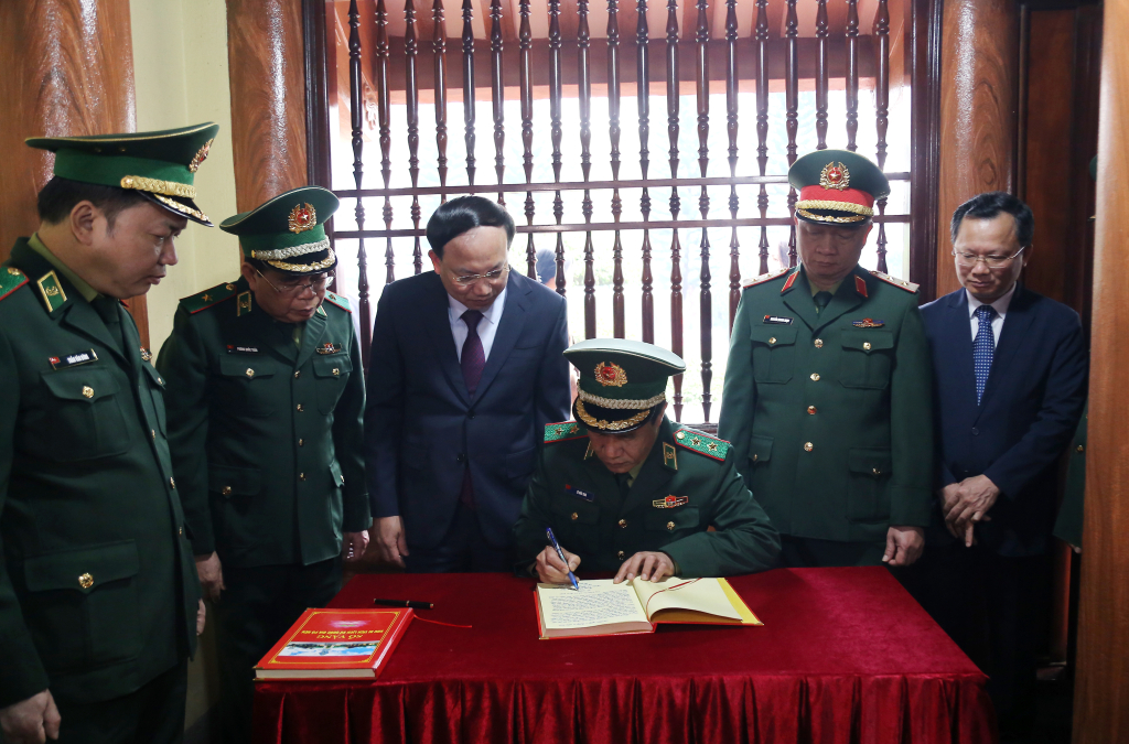 Trung tướng Lê Đức Thái, Ủy viên Trung ương Đảng, Ủy viên Quân ủy Trung ương, Tư lệnh Bộ đội Biên phòng ghi sổ vàng lưu niệm.