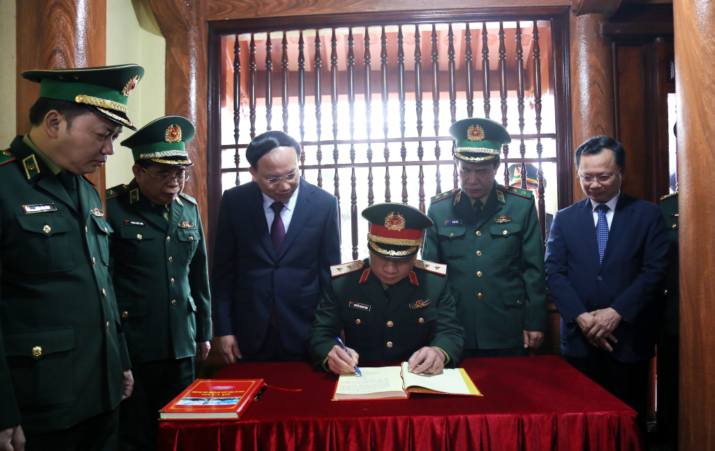 Trung tướng Nguyễn Quang Ngọc, Ủy viên Trung ương Đảng, Ủy viên Quân ủy Trung ương, Tư lệnh Quân khu 3 ghi sổ vàng lưu niệm.