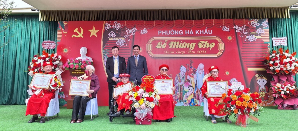 Đồng chí Nguyễn Tiến Dũng, Phó Bí thư Thành ủy, Chủ tịch UBND thành phố chúc thọ, mừng thọ các cụ cao tuổi phường Hà Khẩu.
