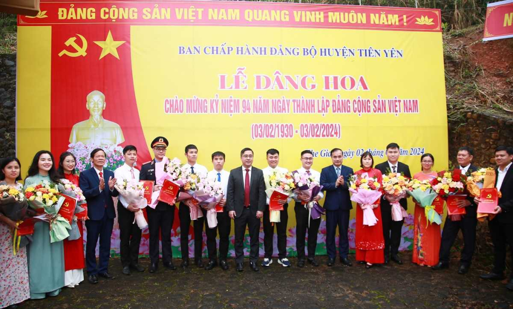 Lãnh đạo huyện Tiên Yên trao quyết định kết nạp đảng viên cho 15 quần chúng ưu tú, ngày 3/2/2024. Ảnh: Trung tâm TT&VH Tiên Yên.