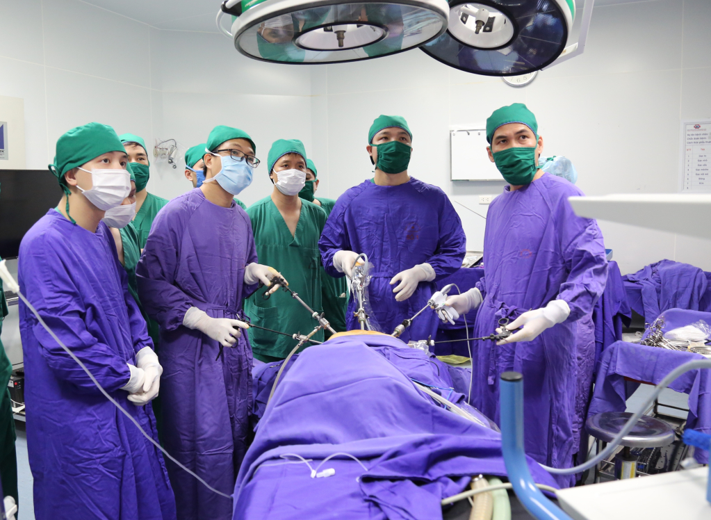 Kíp mổ thực hiện phẫu thuật nội soi cắt khối tá tụy cho bệnh nhân