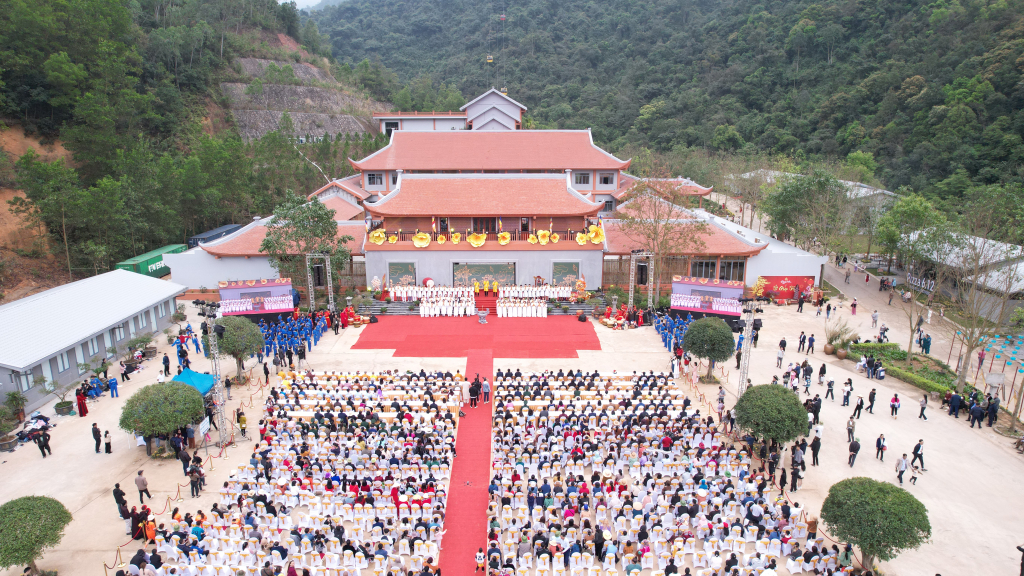 Hàng nghìn người dân và du khách gần xa về tham dự Khai hội xuân Ngọa Vân 2024.