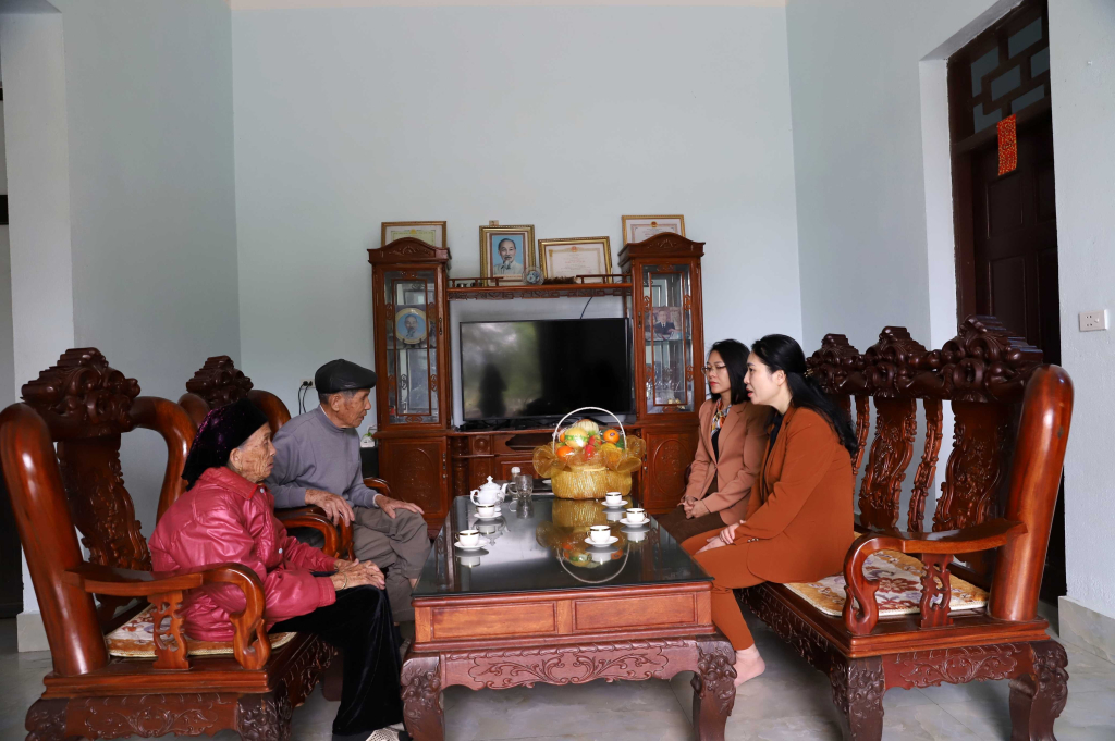 Đồng chì Nguyễn Thị Tuyết Hạnh, Bí thư huyện ủy Bình Liêu thăm, chúc Tết gia đình nghệ nhân Lương Thiêm Phú (trị trấn Bình Liêu).