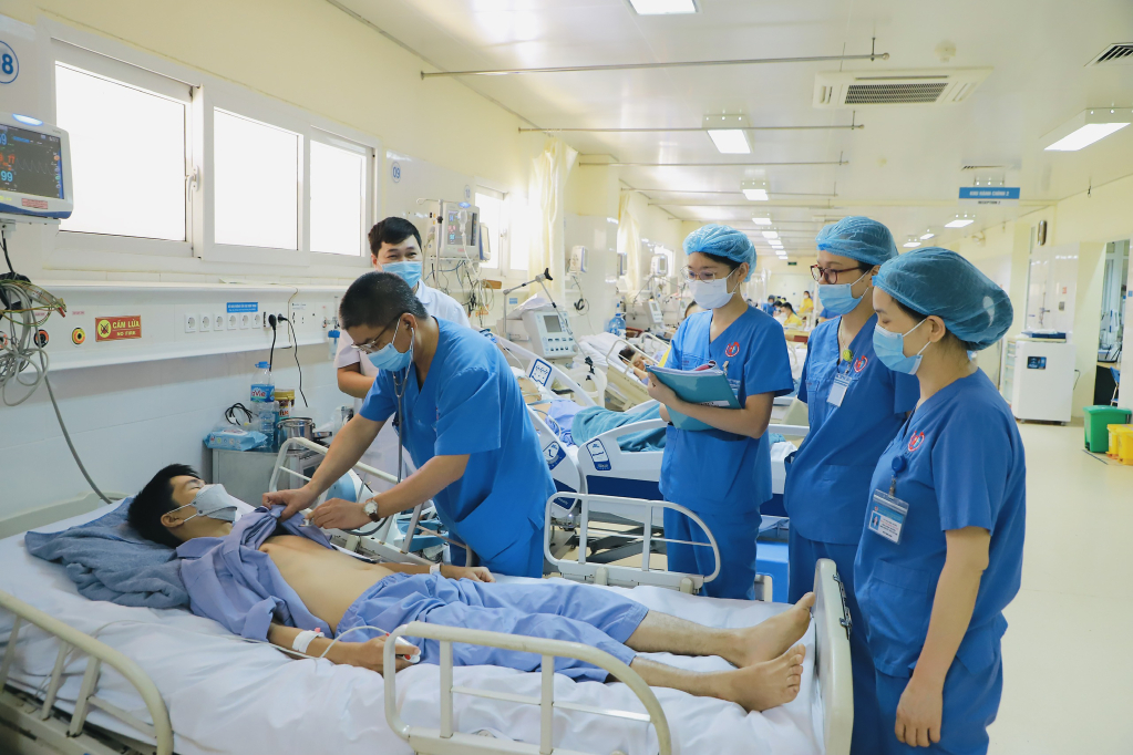 Bác sĩ CKI Hoàng Thăng Vân, Trưởng khoa Hồi sức tích cực nội (Bệnh viện Việt Nam - Thụy Điển Uông Bí) thăm khám cho bệnh nhân bị nhiễm khuẩn huyết được điều trị thành công tại bệnh viện.