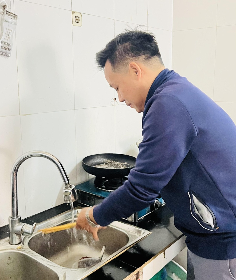 Anh Diệp Văn Hưng, thôn Trại Thụ, xã Tràng Lương phấn khởi khi được sử dụng nước sạch.