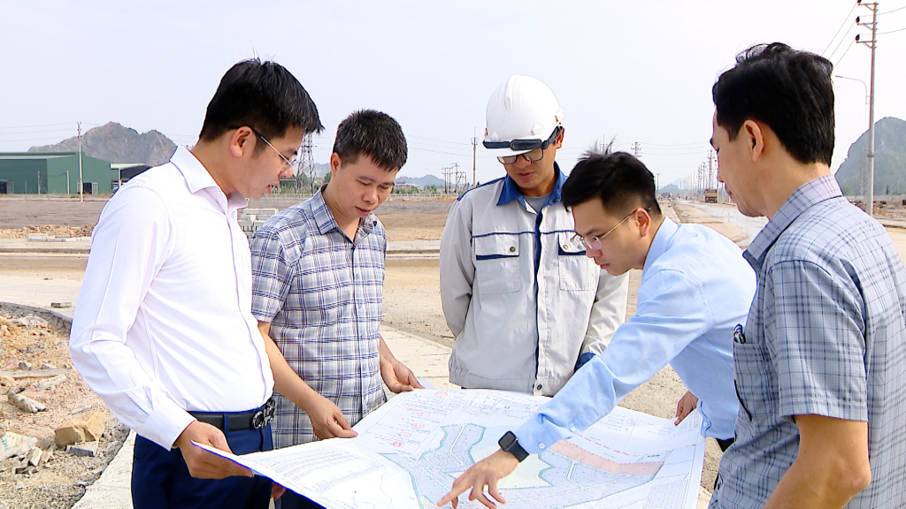 Phó Chủ tịch UBND TP Uông Bí Nguyễn Đức Hòa (ngoài cùng, bên trái) kiểm tra, chỉ đạo việc di dời các cơ sở sản xuất vào CCN Phương Nam. Ảnh: Lê Nam.